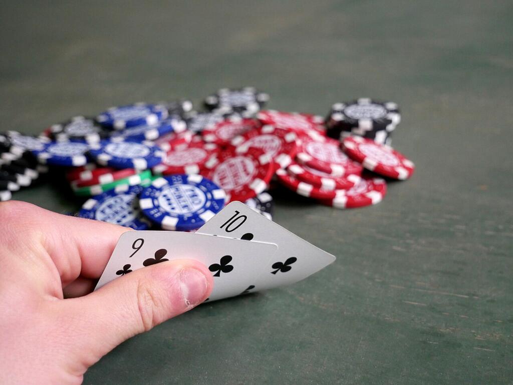 Cartas e fichas usadas para estudar estratégias de Omaha Hi-Low Split